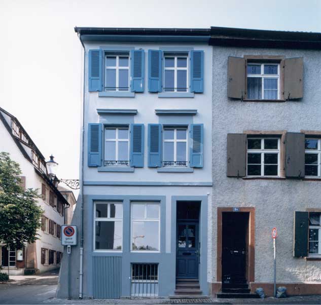 **St. Alban Rheinweg, Basel-Stadt, Fassade Rheinseite** Das kleine Eckhaus am St. Alban-Rheinweg bietet ein überraschend grosses Raumangebot. Das ehemalige Spezereiengeschäft im Hochparterre  bildet mit dem Kellerraum im Souparterre ein Wohnatelier. Die drei Geschosse darüber beinhalten eine 4.5-Zimmer Wohnung mit Dachterrasse.