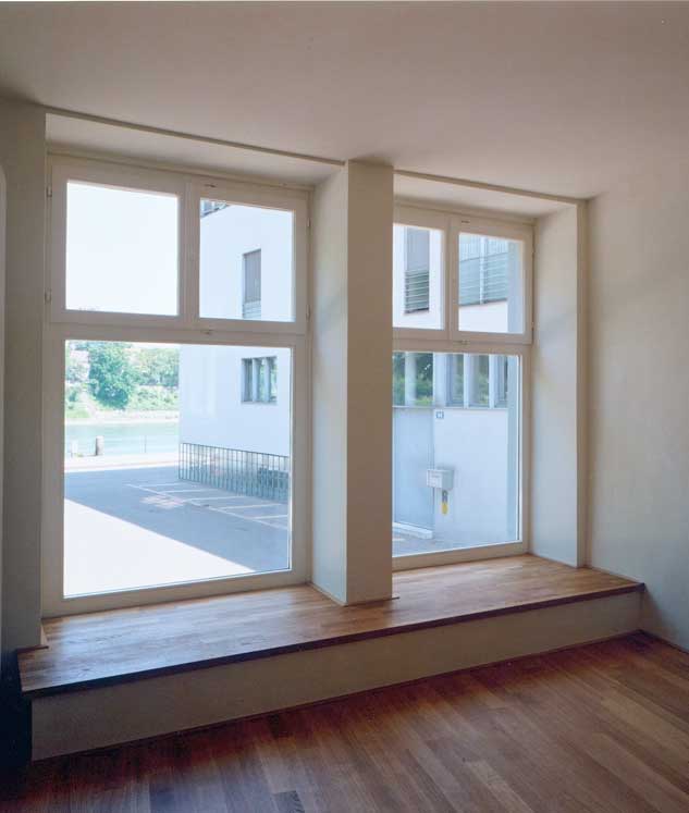 **St. Alban Rheinweg, Basel-Stadt, Fenster im Atelier mit Blick auf den Rhein ** Das ehemalige Spezereiengeschäft wird heute als Atelierraum genutzt. Die großzügigen Schaufenstern ergeben einen offenen Blick auf den ruhig vorbei fließenden Rhein und das benachbarte Atelierhaus von Diener & Diener Architekten.