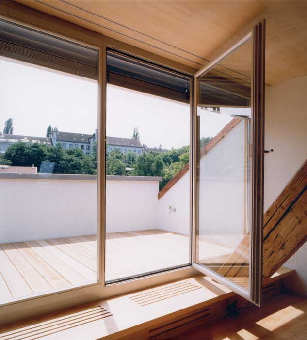 **St. Alban Rheinweg, Basel-Stadt, Dachterrasse** Die neue Dachterrasse gibt einen weiten Blick über die Dächer das umliegenden Quartiers … Drehflügelfenster mit breiten Flügeln ermöglichen einen grosszügigen Zugang zur Terrasse. Vor den grossen Fensterscheiben sind Konvektoren im Fenstersims eingelassen, damit sich die Scheiben im Wineter nicht mit Kondenswasser beschlagen.