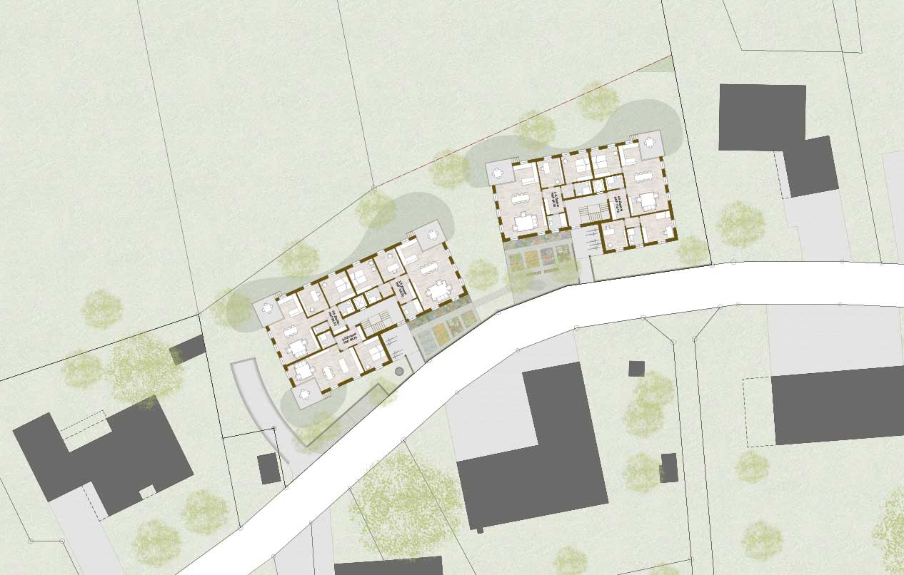 Wohnbau Hamisfeld, Hefenhofen Thurgau, Stoffel Schneider Architekten AG, Die beiden Baukörper positionieren sich lose auf dem lang gestreckten Grundstück am Siedlungsrand von Hamisfeld.  Sie orientieren sich an der freien Ordnung der Nachbarbauten, nicht aber am Strassenverlauf oder an den Parzellengrenzen und ergänzen das Siedlungsgefüge. Beide Neubauten greifen den Winkel, die Dachform sowie die Volumetrie in Bezug auf die Gebäudetiefe des gegenüber liegenden Bestandsbau auf und führt die Körnung der Siedlungsstruktur weiter. Die Winkel der Neubauten verbindende sich über die Strasse hinweg mit den Aussenräume der Bestandsbauten. Die Kreuzgiebel positionieren sich rhythmisch zueinander und ergeben eine Gliederung der Zwischenräume. Zwischen den Neubauten hindurch bleibt die offene Landschaft erkennbar. Ein Zaun begleitet die Strasse und fasst die Vorgärten mit Blumenbeeten in Anlehnung an die Bauerngärten.  Die Wohnräume öffnen sich über die Eckloggien zur Landschaft. Den Erdgeschosswohnungen wird über wenige Treppenstufen ein angemessener Privatbereich in der Umgebung zugeteilt. Eine Baumreihe aus unterschiedlichen Obstbäumen staffelt den Übergang zur offenen Landschaft.
