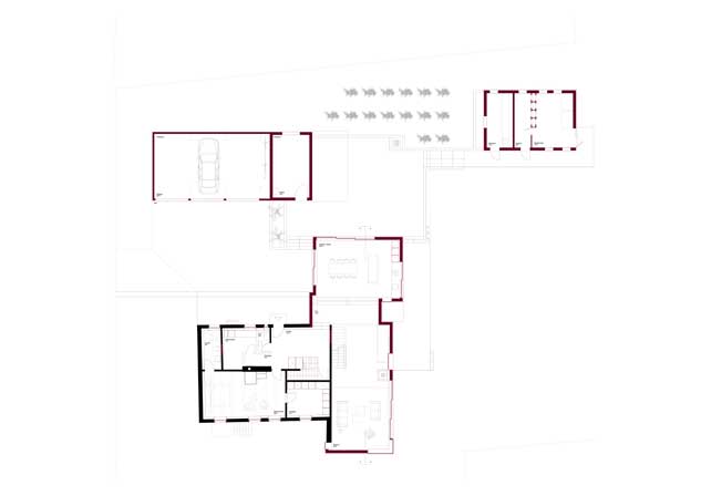 **Situation und Ergeschossplan Taunerhaus Hörhausen** Das Raumangebot des Altbaus wird durch den Anbau erweitert. Der Altbau mit den niederen Raumhöhen wird als Schlaf- und Kinderzimmer-Trakt verwendet. Im Neubau werden Essen Kochen und Wohnen angeordnet. Das Gebäudegruppe des Alt- und Anbaus mit all den pro Volumen eigenen Firstgiebeln wird durch die freistehende Garage und den Kleintierstell erweitert und zu einem Gebäudeensembel im Dorf.