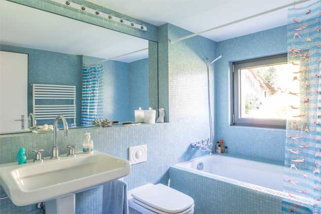 **Badezimmer**  Im Erdgeschoss und Obergeschoss liegen je ein Badezimmer. Beider Bäder sind mit blauen und grünen Glasmosaik Fliesen von Bisazza gefliest.