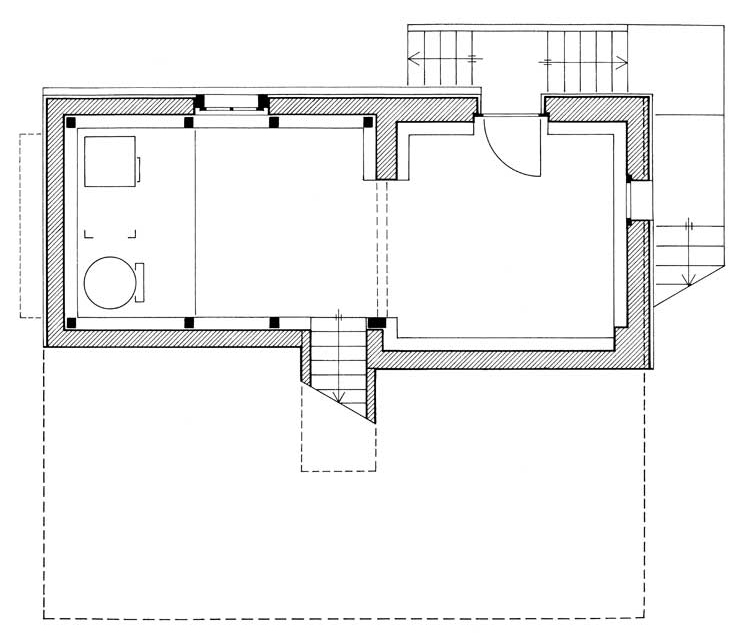 **Taunerhaus Kaltenbach, Ansicht West, Gartenseite ** Das Taunerhaus ist nur halbseitig talwärts unterkellert. Um eine angemessenen Stehhöhe im Untergeschoss zu erreichen wurden die Kellerwände in Bollensteinmauerwerk etappenweise unterfangen, so dass das Bodenniveau abgesenkt werden konnte. Der bestehende Aussenzugang wurde erhalten. Im Innern des Hauses wurde mittels einer Bodenklappe eine neue Kellertreppe eingebaut, so dass der direckte Zugang aus dem Erdgeschoss möglich wurde. Der Bodenbelag im Untergeschoss besteht aus flachgelegten Lochziegelsteinen, welche mit Splitt abgesandet wurden. So konnte das gute Kellerklima für die Lagerung von Obst, Gemüse und Wein erhalten werden. Im Randbereich gegen Norden wurde eine Betonplatte als Sockel für die Haustechnik, eine Wärmepumpe mit Erdsonde und den Boiler, erstellt.