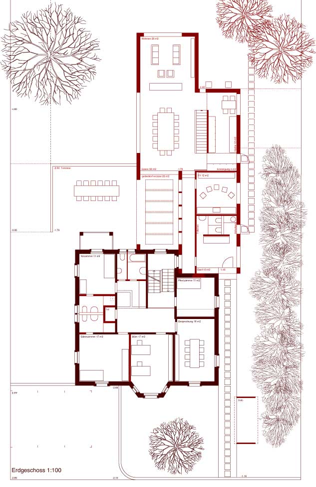 **Wohnheim Im Kanzler, Frauenfeld TG** Das Wohnheimes Im Kanzler wird neu im leicht hinter dem Haupthaus hervorspringenden Anbau betreten. Die Bewohnerinnen und Bewohner werden in einer grosszügigen Garderobe empfangen und können in einem rückwertigen Schrankraum Ihre Strassenkeider aufhängen. Ebenfalls von der Garderobe aus ist eine behindertengerechte Toilette erreichbar. Ein Korridor führt entlang der grossen Verglasung zur überdachten Veranda in den Ess- und Aufenthaltsraum und von da weiter in den Wohnraum. Ein breites Fenster mit einer Brüstungshöhe in Sitzhöhe öffnet den Essraum gegen Westen und die Abendsonne. Der Blick führt durch den Gartenraum über das Stadtbild von Frauenfeld in die weite Thurebene. Der Wohnraum ist über ein nach Norden ausgerichtetes Fenster regelmässig ausgerichtet. Die Raumschicht in der Verlängerung der Garderobe beinhaltet ein Gästezimmer und die Küche. Garderobe Gästezimmer und Küche öffnen sich über breite, bodenlange Fenster in den Garten. Eine einläufige treppe vor der Küche führt ins Untergeschoss und den Mehrzweckraum mit den dazugehörigen Toiletten. Von der Garderobe aus ist ebenfalls der Altbau zu erreichen. Der ehemalige Hauseingang wird zur internen Trennung zwischen den Wohn- und Aufenthaltsräumen im Anbau und den Individualzimmer im Altbau. Zugunsten von zwei neuen Badezimmer wurde ein Altbauzimmer aufgehoben.