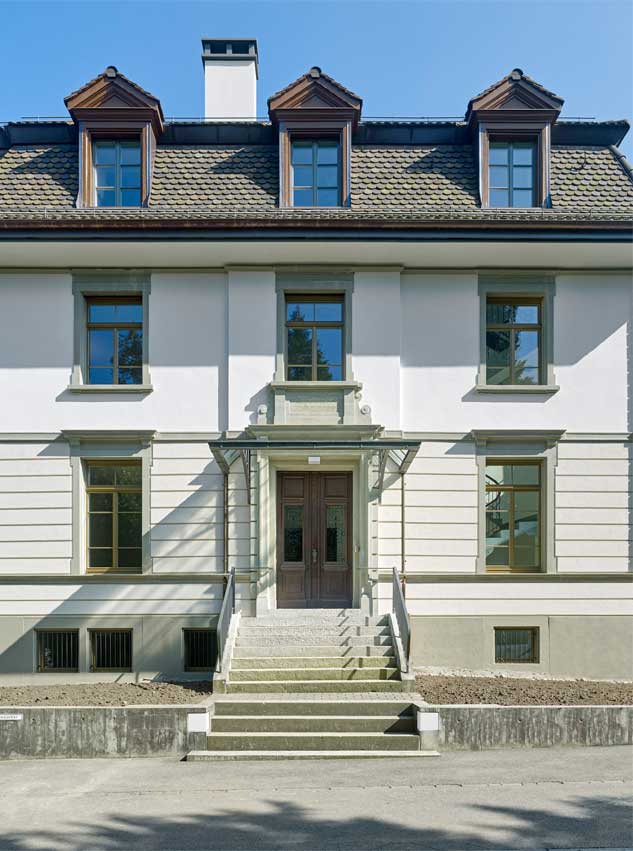 **Verwaltung Kantonales Lobor, Spannerstrasse, Frauenfeld Thurgau** Das Haus oder  Villa mit Baujahr 1880 ist ein kassischer Vertreter der Gründerzeit. Zu Beginn des 20. Jahrhunderts wurde es um einen Fensterachse verlängert und das Mansardendach asymmetrisch Ergänzt. Die Sanierung in den 1980er Jahren überdeckte die historische Substanz innen wie aussen. Die Fassade baut auf den klassischen Gestaltungselementen der Hochgründerzeit auf und glieder sich in ein Sockelgeschoss, ein Hauptgeschoss als Beletage und einem Mansardendach. Das Sockelgeschoss ruht auf einem Basisstein und ist mit einer langezogenen Diamtenquaderung in Forme einer Rustika Bänderung ausgeführt. Die Fenster sind mit einem Gesimsband zusammengehalten und das Sockelgeschoss wird ebenso mit einem umlaufenden Gesimse oder Gurtband getrennt. Die Fenstereinfassungen gipfeln in einer Fensterüberdachung mit einem einfachen Verdachungsspiegel ohne namhafte Rosetten oder Verzierungen. Auf eine Balustrade oder auf Sohlbankfelder unter den Fenstern wie auch auf ein Kranzgesimse oder Architrav als Übergang zum Traufrandstein wurde verzichtet. Im Mansanrdendach symmetrisch angeordnete, schlanke Giebel-Gaupen bilden den Abschluss des Fassadenaufbaus.