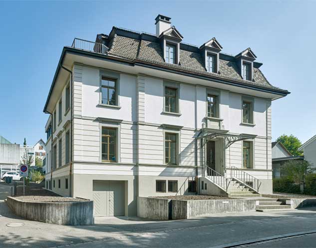 **Verwaltung Kantonales Lobor, Spannerstrasse, Frauenfeld Thurgau** Das Haus oder  Villa mit Baujahr 1880 ist ein kassischer Vertreter der Gründerzeit. Zu Beginn des 20. Jahrhunderts wurde es um einen Fensterachse verlängert und das Mansardendach asymmetrisch Ergänzt. Die Sanierung in den 1980er Jahren überdeckte die historische Substanz innen wie aussen. Die Fassade baut auf den klassischen Gestaltungselementen der Hochgründerzeit auf und glieder sich in ein Sockelgeschoss, ein Hauptgeschoss als Beletage und einem Mansardendach. Das Sockelgeschoss ruht auf einem Basisstein und ist mit einer langezogenen Diamtenquaderung in Forme einer Rustika Bänderung ausgeführt. Die Fenster sind mit einem Gesimsband zusammengehalten und das Sockelgeschoss wird ebenso mit einem umlaufenden Gesimse oder Gurtband getrennt. Die Fenstereinfassungen gipfeln in einer Fensterüberdachung mit einem einfachen Verdachungsspiegel ohne namhafte Rosetten oder Verzierungen. Auf eine Balustrade oder auf Sohlbankfelder unter den Fenstern wie auch auf ein Kranzgesimse oder Architrav als Übergang zum Traufrandstein wurde verzichtet. Im Mansanrdendach symmetrisch angeordnete, schlanke Giebel-Gaupen bilden den Abschluss des Fassadenaufbaus.