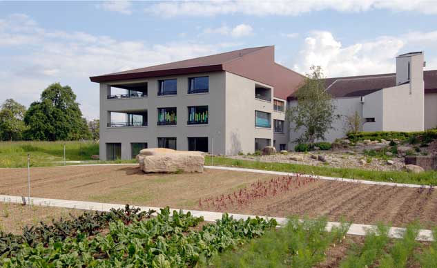 **Bildungsstätte Sommeri, Sommeri Thurgau**  Der Neubau umfasst auf der Hofseite die Kapelle und schlisst sich mit dem bestehenden Hallenbad zu einem Hof. Die beiden Stirnflächen eröffen den Blick von Aussen auf die kapelle und in den Hof. In der neuen Gebäudeecke liegt die grosse Loggia als privaten Aussenraum der Wohngruppe und der Werkstätten.