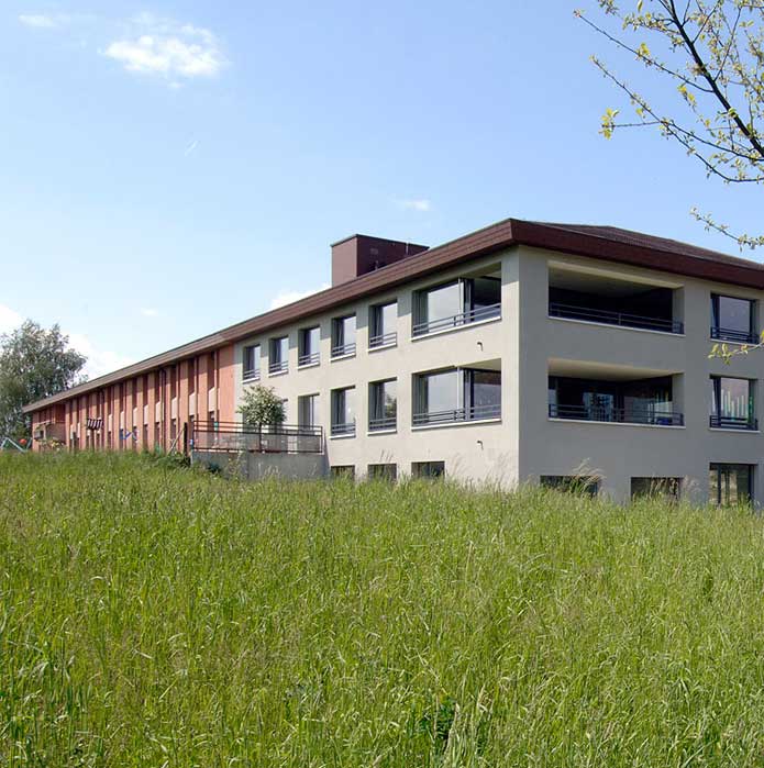 **Bildungsstätte Sommeri, Sommeri Thurgau**  Der Neubau umfasst auf der Hofseite die Kapelle und schlisst sich mit dem bestehenden Therapiebad zu einem Hof. Die beiden Stirnflächen eröffen den Blick von Aussen auf die kapelle und in den Hof. In der neuen Gebäudeecke liegt die grosse Loggia als privaten Aussenraum der Wohngruppe und der Werkstätten.