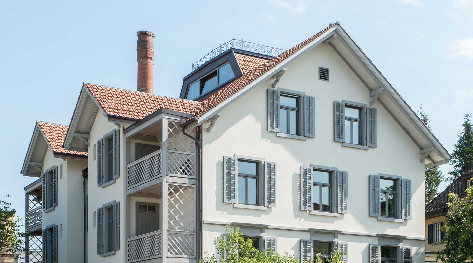 Umbau und Ausbau Amt für Volksschule, Frauenfeld TG Nach einem niederen Windfang wird der Besucher in einer eineinhalb geschossigen, zurückhaltend repräsentativen Eingangshalle empfangen. Diese Eingangsgeste erhält ihre Antwort im Ausbau des doppelgeschossigen Dachraumes als allgemein zugänglicher Pausenraum mit einer im Dachgebälk eingefügten Bibliotheksgalerie. Diese Raumkonstellation bildet das zentrale räumliche Anliegen des Umbaus der Liegenschaft zu einem adäquaten Amtsgebäude. Die Büros mit besucherintensiver Nutzung liegen im Hochparterre und werden durch den ursprünglichen Gang erschlossen. Soweit erhalten, wird das Holzwerk wie Täfer, Fenster- und Türeinfassungen, Schränke, Bodenbeläge etc. und die Stuckarbeiten hervorgeholt, saniert und wo nötig ergänzt. Der verglaste Lifteinbau gewährleistet den stufenlosen Zugang aus der Eingangshalle zu allen Geschossen. Das Potenzial der am Ort vorhandenen Möglichkeiten wurde möglichst ausgeschöpft und deren Qualitäten sichtbar gemacht. Vom Hauszugang über die innenräumliche Disposition bis zur konkreten Materialisierung soll Innen wie Aussen ein stimmungsvolles und schlüssiges Gesamtbild entstehen.