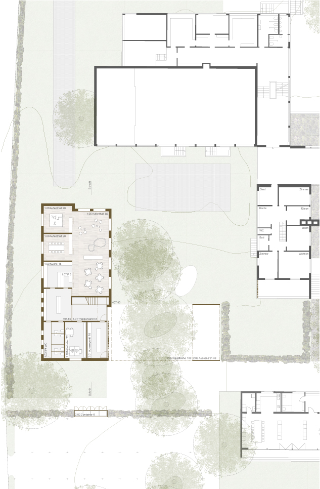 **Kinderhort Tannegg, Kreuzlingen Thurgau** Der neue Kinderhort fomiert mit der Turnhalle und der Hauswartwohnung einen kleien Binnenhof in der geamten Schulanlage. Er liegt an der Querverbindung von der Tanneggstrasse zur Haupterschliessung der Schule. Dieser Wegverbindung angelagert liegt der Aussenspielplatz der beiden Horte.  Der Baumbestand wird erhalten und mit einer umfassenden Baumpflege entwildert und gestärkt. Das Wurzelwek wird durch grosszügige Baumlinsen freigehalten. Diese Linsen werden im Rasen als befestigte Flächen fortgeführt. Der Hort wird über eine zweigeschossige Eingangshalle mit dem offen Treppenaufgang ins Obergeschoss betreten. Von da aus gelangt man direkt zur Garderobe je einem Hort zugehörig und in den Vorbereitungsraum. Von der Garderobe aus wird der Hortraum sowie die Küche erreicht. Die beiden Spezialzimmer für ruhige Arbeiten sind dem Hauptraum angegliedert und nur durch diesen erreichbar. Eine durchlaufende Schrankfront trennt die Nebenräume vom Hauptraum.